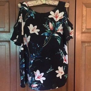 Flower top with open sleeve